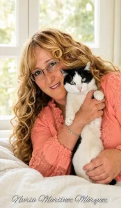 Comunicación consciente con animales, más allá de palabras 2 Nuria Martínez abrazando a un gato