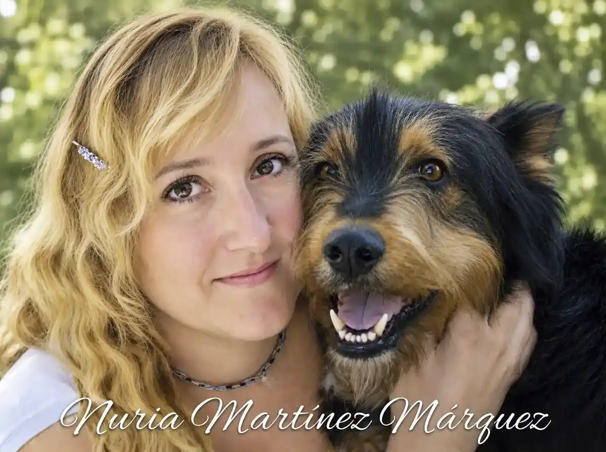 Comunicación consciente con animales, más allá de palabras 1 Nuria Martínez abrazando con cariño a un perro